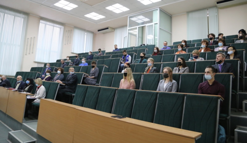 Министр внутренних дел по РА вручил благодарственные письма преподавателям и студентам ГАГУ